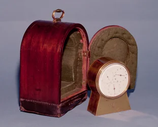 Marinechronometer in einem Messinggehäuse, mit weißem Emaillezifferblatt und drei Hilfszifferblättern für Stunden, Minuten und Sekunden, mit goldenen Zeigern und einem mit Filz ausgekleideten Reisekoffer, von Josiah Emery, 1792